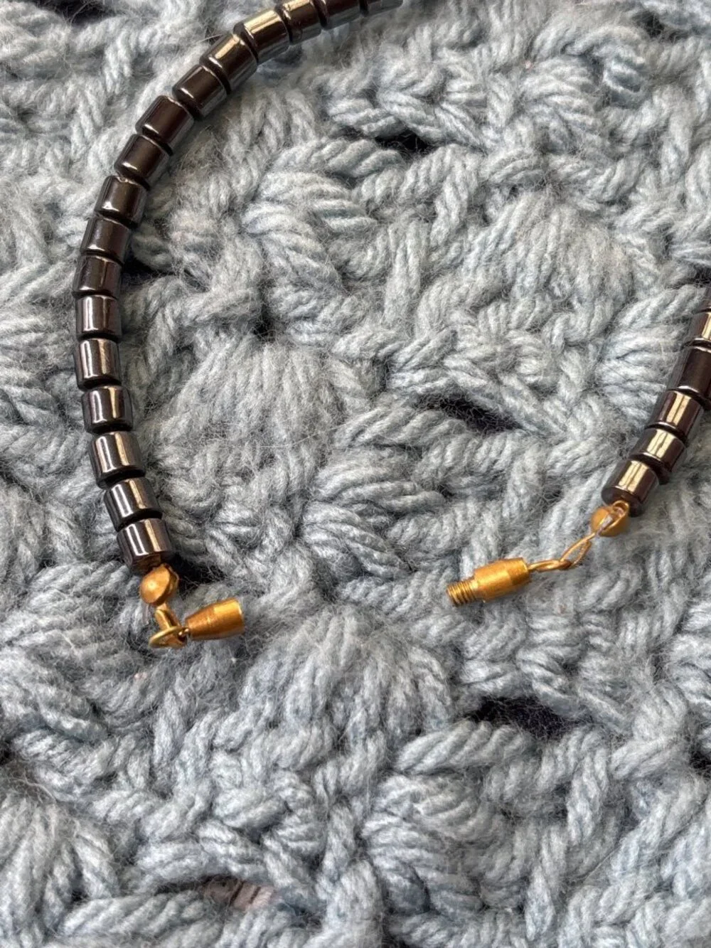 Vtg Artisan Hematite Beaded Necklace Flower Pendant Goldtone Barrel Clasp 16 in